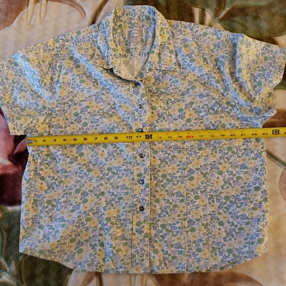 Floral Short Sleeve Women's Top - Picture 8 of 9